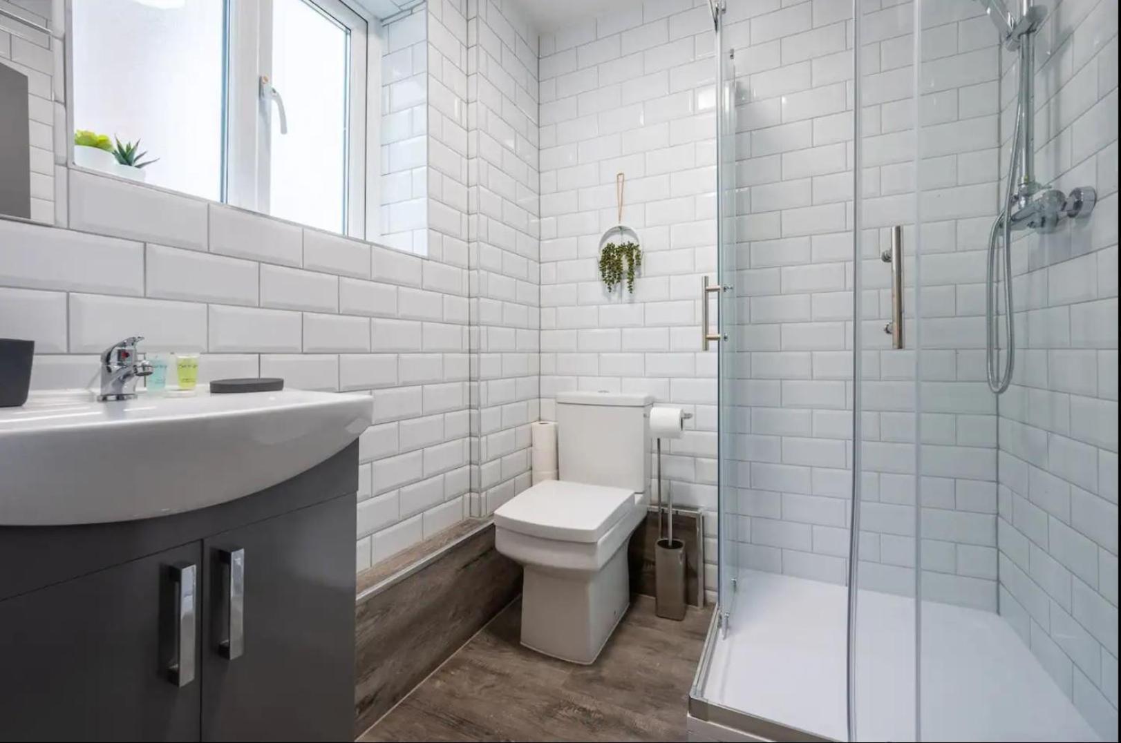Stunning One Bedroom Apartments Near Shops & Central Κάρντιφ Εξωτερικό φωτογραφία