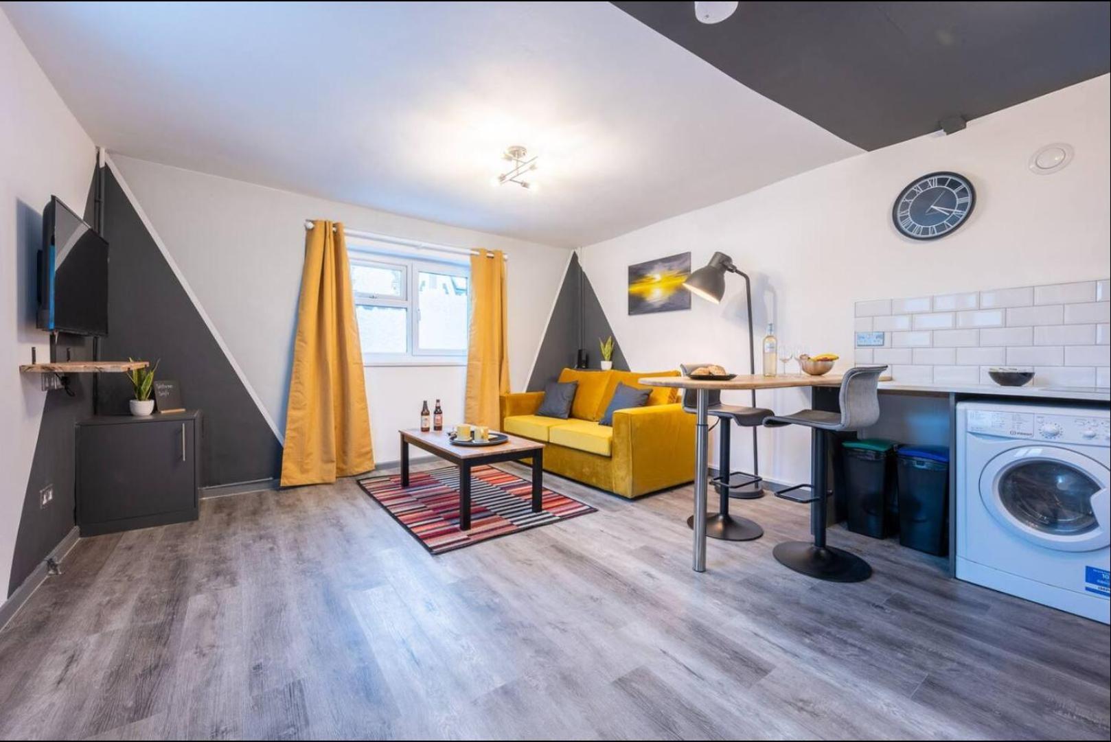 Stunning One Bedroom Apartments Near Shops & Central Κάρντιφ Δωμάτιο φωτογραφία