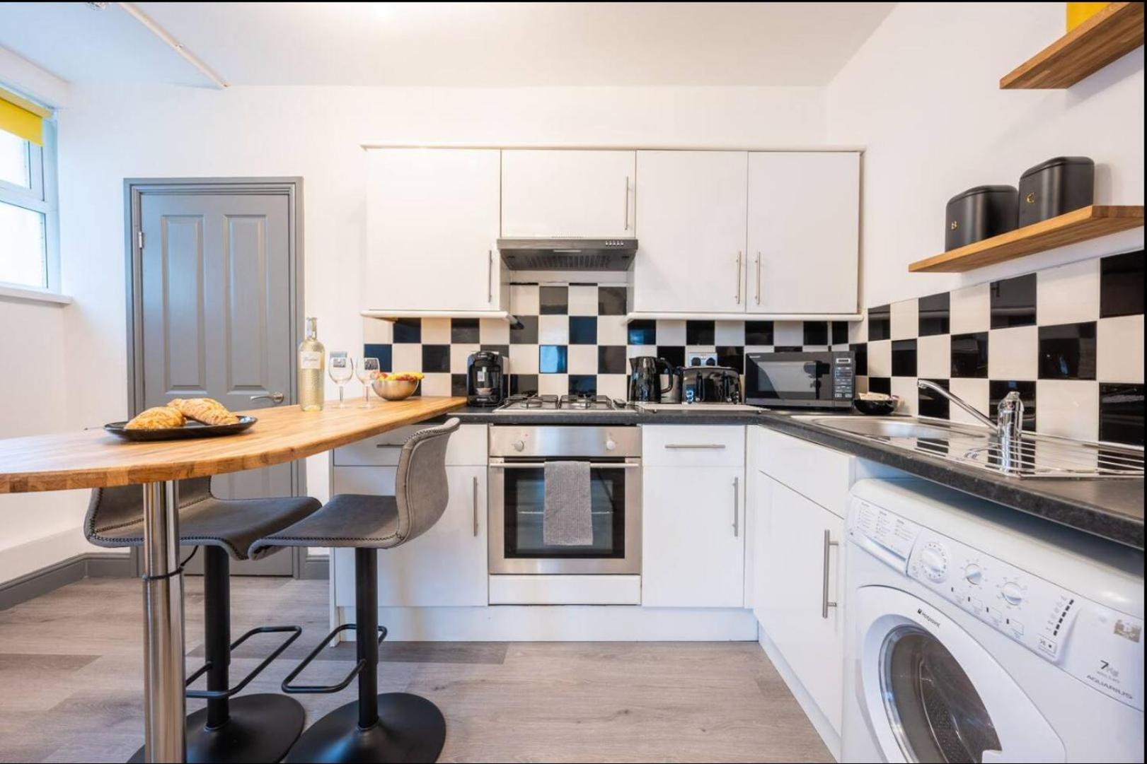 Stunning One Bedroom Apartments Near Shops & Central Κάρντιφ Εξωτερικό φωτογραφία